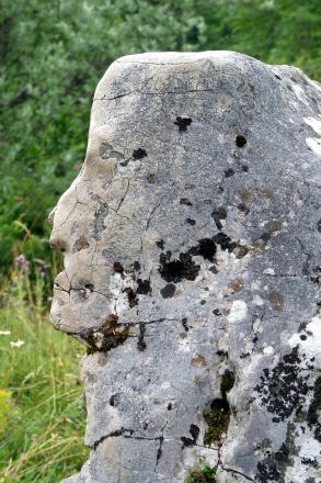 Le « visage » poli du « menhir du Désert ». Gravement dégradé en 2015