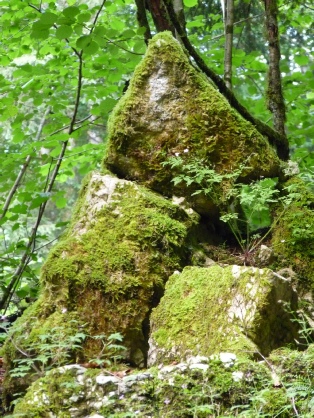 Pyramide obtenue en utilisant les angles complémentaires de pierres naturelles. 