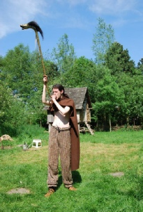 Gaulois dans son habitat, jouant du carnyx